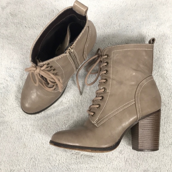 Candie's Shoes - 🦋CANDIES🦋 gray lace up zip up heeled bootie